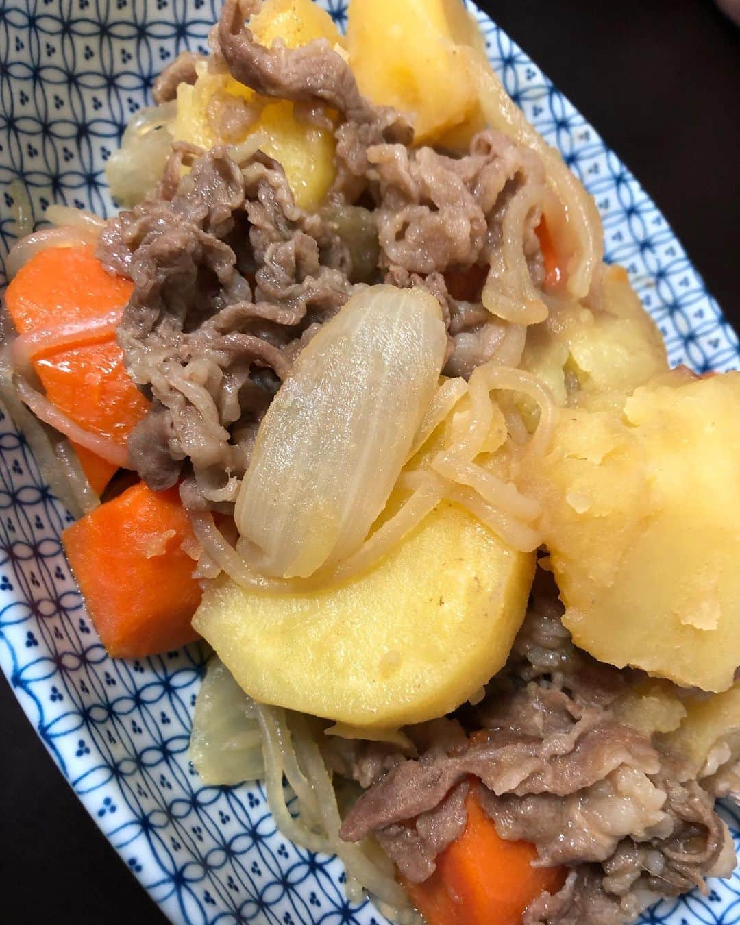 西平風香さんのインスタグラム写真 - (西平風香Instagram)「肉じゃが。 レシピ通りに作ったが、少し味が薄かったようだ(´･ω･)なぜだ。 残りは調味料足してみて、一晩寝かせて明日食べよう。 #肉じゃが」12月14日 21時58分 - fuukanishihira