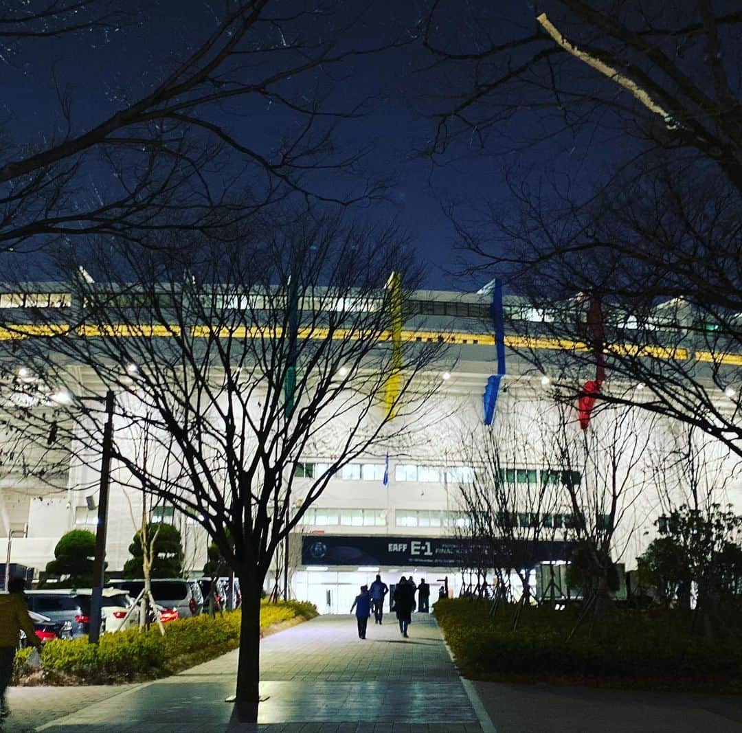 植田朝日のインスタグラム：「🤘🤘🤘﻿ ﻿ iPhone11、スゲ〜ぞ⁉️﻿ ﻿ 余りにも会場周辺が暗く、ライトアップされてて盛り上がってます‼️ 的なネタツイートをしようと思い写真撮ったら、がっつりライトアップされてる風な写真が撮れちゃった⁉️苦笑﻿ ﻿ もう一度言う、iPhone11、スゲ〜ぞ⁉️﻿ ﻿ #朝日旅 #韓国遠征 #釜山 #日本代表」