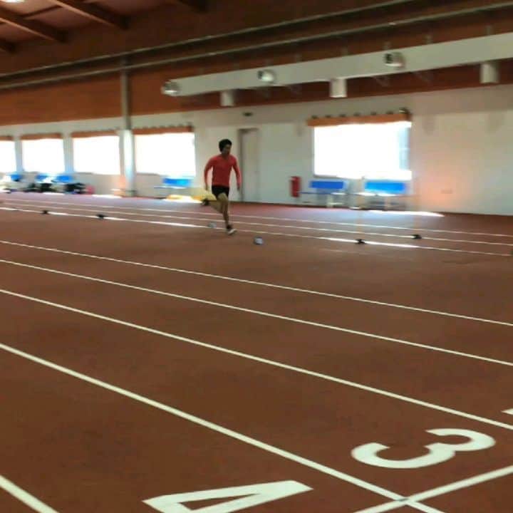 のインスタグラム：「#ジャパンアスリートトレーニングセンター大隅 で右代さんと合宿！ 今日はみっちり幅跳び🏃 踏み切った衝撃で節々が痛い。 まだまだこれから🎵  室内は短パンでいけるくらい暖かい🌞  #adidas #longjump #decathlon」
