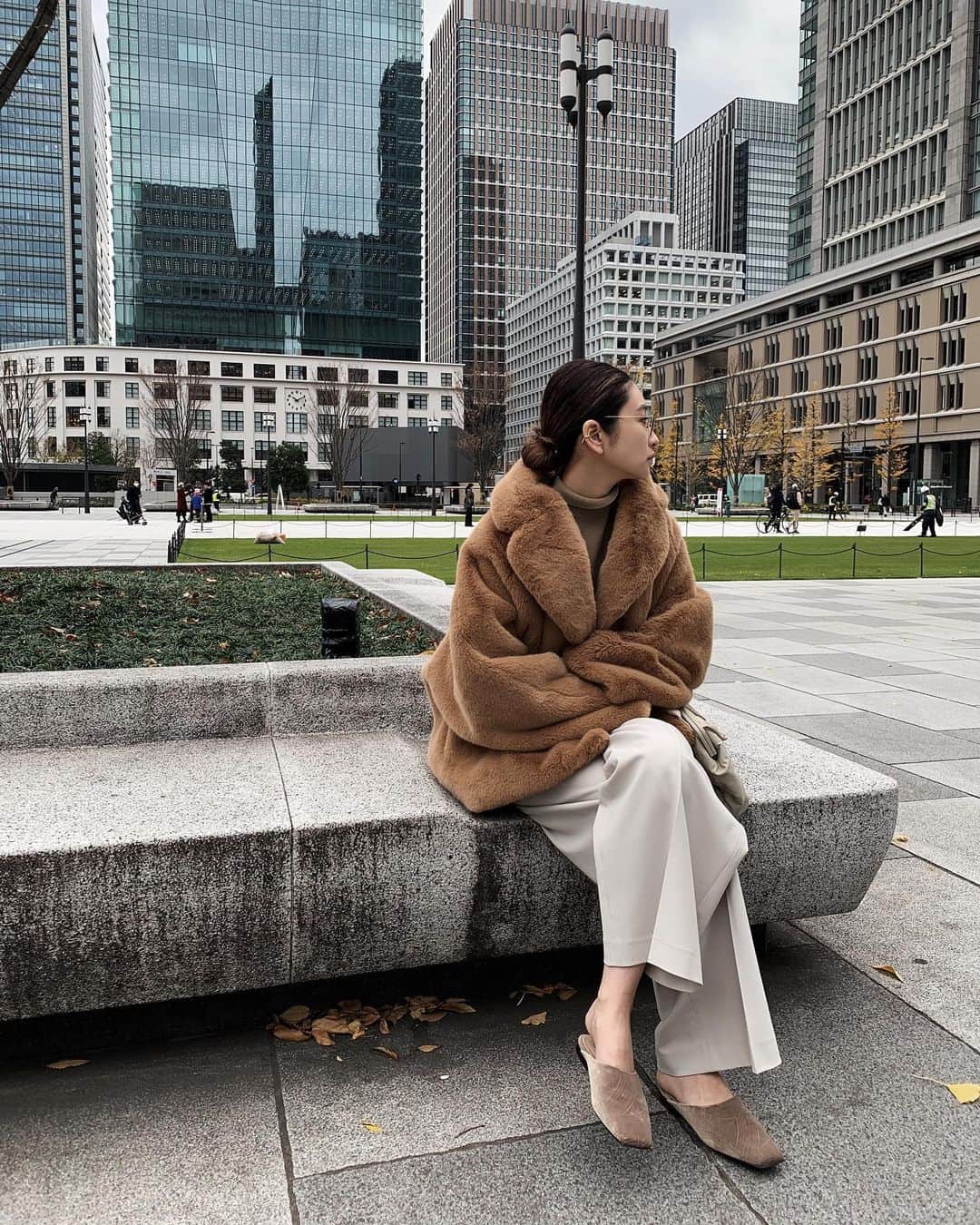 中村真里さんのインスタグラム写真 - (中村真里Instagram)「.﻿ 東京駅で待ち合わせ。﻿ 待ってる間に撮ってもらった☻﻿ ﻿ このファーコート、友達から興奮気味に﻿ ママチャリ乗ってても暖かくて﻿ 風も通しづらいしとても良い！﻿ 去年から買っとけばよかったーーと、﻿ 連絡がきて嬉しかったです☺️﻿ ﻿ 襟を立てるとマフラーいらず。。﻿ 毛も柔らかくて滑らかなので気持ちいい。﻿ 着てみて更に良さがわかる☻﻿ ﻿ Dolman fake fur coat 26.000 (on sale)﻿ 2way apron PT 20.000﻿ Rectangle mini bag 15.000﻿ ﻿ #RIMARK#RIMARK_staffsnap﻿ #RIMARK_Dolmanfakefurcoat﻿ #RIMARK_2wayapronPT ﻿」12月14日 22時09分 - _marinakamura_