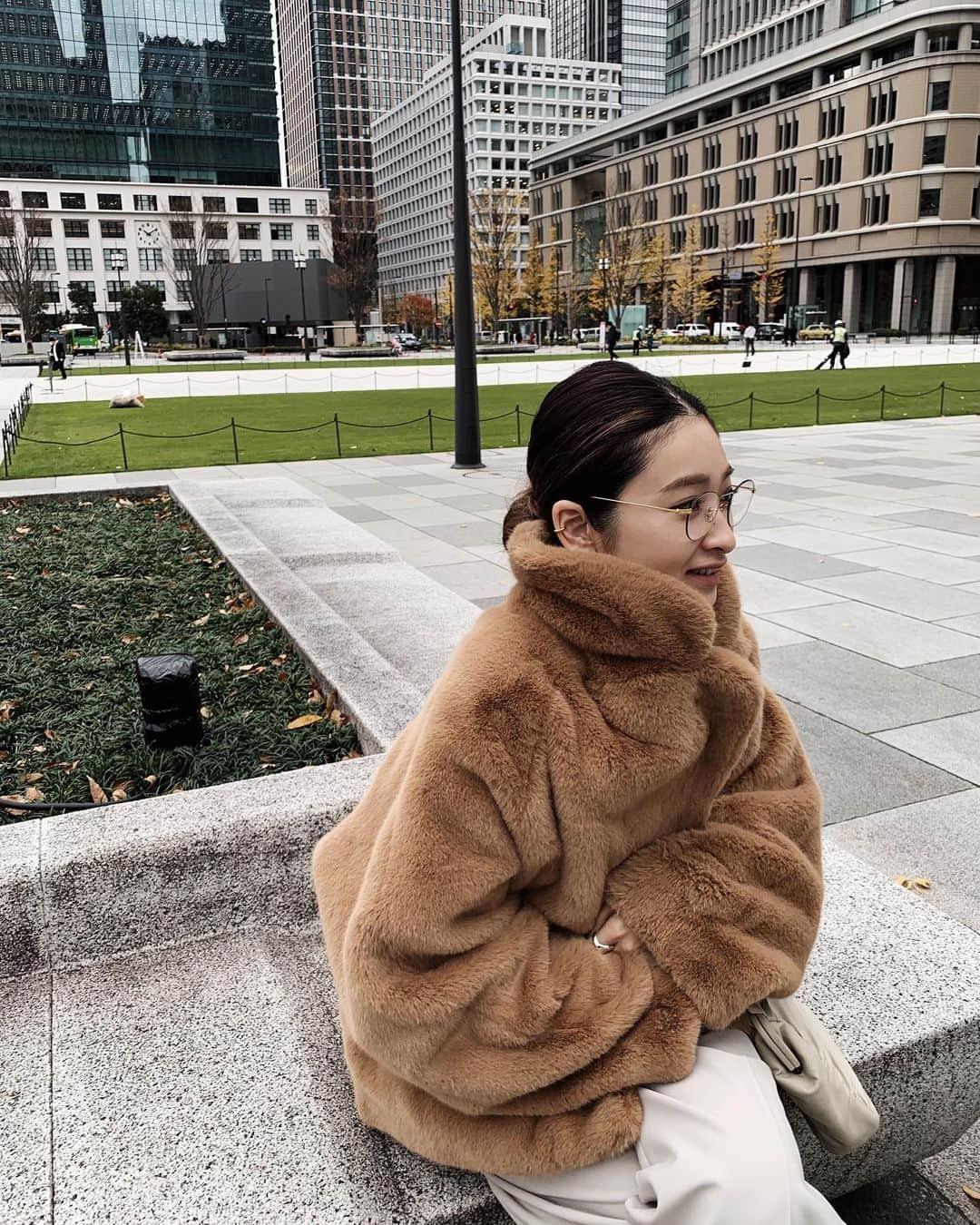 中村真里さんのインスタグラム写真 - (中村真里Instagram)「.﻿ 東京駅で待ち合わせ。﻿ 待ってる間に撮ってもらった☻﻿ ﻿ このファーコート、友達から興奮気味に﻿ ママチャリ乗ってても暖かくて﻿ 風も通しづらいしとても良い！﻿ 去年から買っとけばよかったーーと、﻿ 連絡がきて嬉しかったです☺️﻿ ﻿ 襟を立てるとマフラーいらず。。﻿ 毛も柔らかくて滑らかなので気持ちいい。﻿ 着てみて更に良さがわかる☻﻿ ﻿ Dolman fake fur coat 26.000 (on sale)﻿ 2way apron PT 20.000﻿ Rectangle mini bag 15.000﻿ ﻿ #RIMARK#RIMARK_staffsnap﻿ #RIMARK_Dolmanfakefurcoat﻿ #RIMARK_2wayapronPT ﻿」12月14日 22時09分 - _marinakamura_