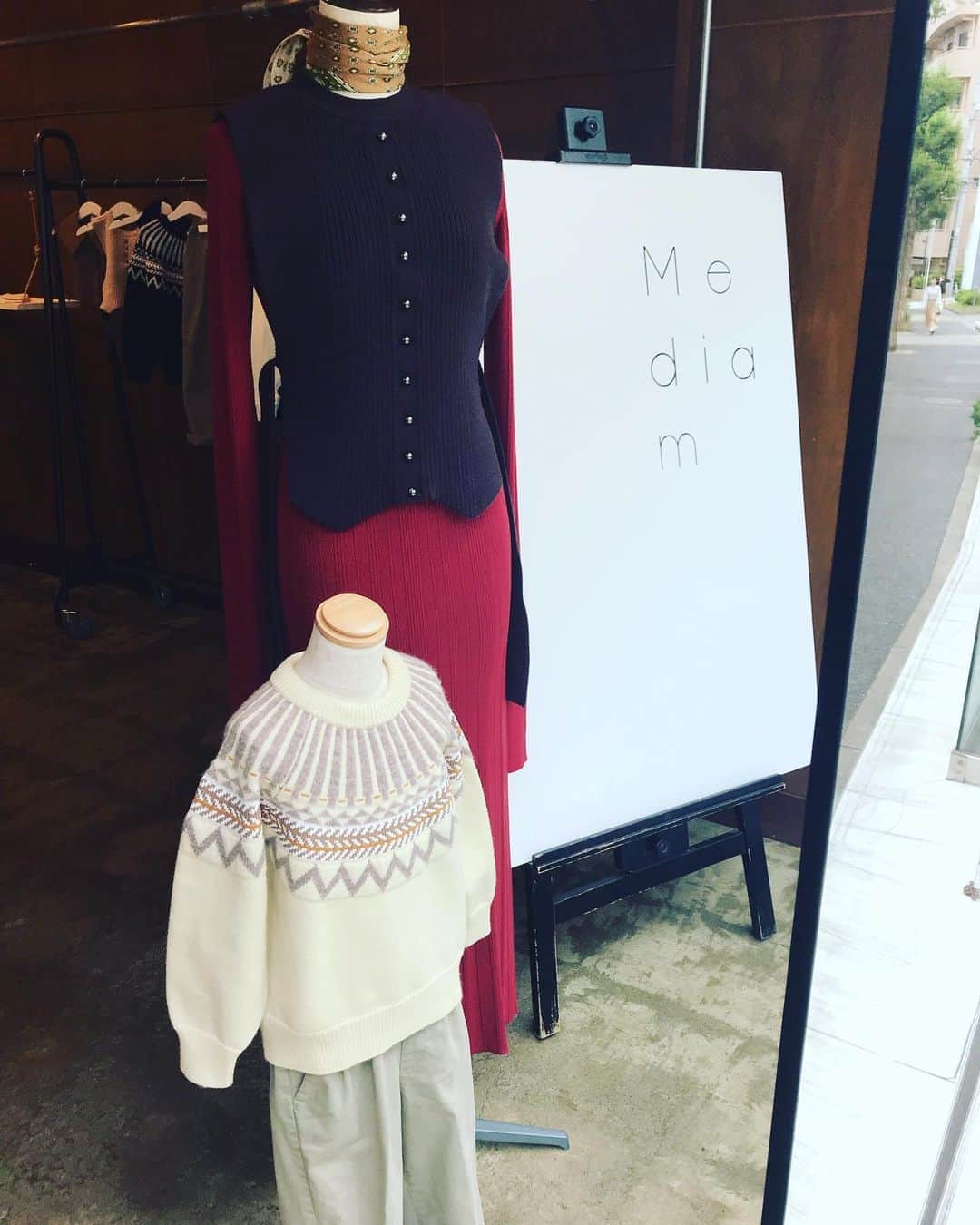 小川麻琴さんのインスタグラム写真 - (小川麻琴Instagram)「昨日の衣装は @mediam_official さんの展示会で購入したニットワンピース✨ 素材も気持ちいし、シンプルなデザインだけどスリットがアクセントになって良い感じー🤩 #Mediam #ニットワンピース」12月14日 22時10分 - 1029_makoto