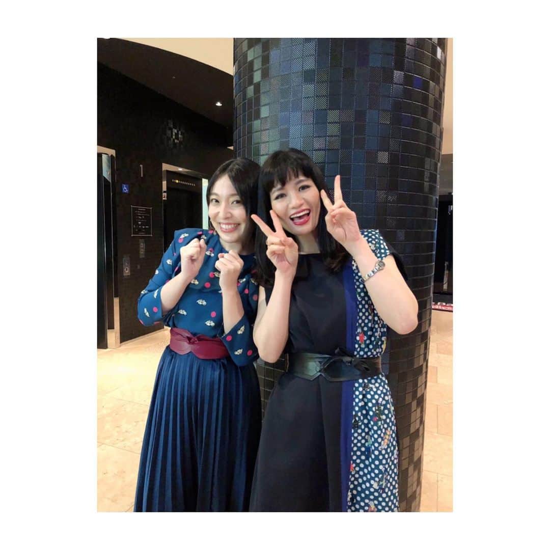 塚本直のインスタグラム：「RiRiKA&NAO  First Chrismas Concert @大阪 #misterkellys .  お越しの皆様、本当にありがとうございましたー！！！楽しかったー！！ . . RiRiKAちゃんの技術も心もある歌はほんと、お人柄からですね！うん。私もそうありたい！  またやりたいな♪ 次回はいつかなぁ？笑笑  皆様にとって素敵なクリスマスと年越しになりますようにーーー！！ Let hope it's a good one without any fear🎄🎁✨🌹☃️ 💓❄️🎍 . #RiRiKA #塚本直  #長濱司  #christmasconcert  #verymerrychristmas  #andhappynewyear  #love #singing  #今回のお衣装は  @mannine09 さん♪ #素敵な柄がたくさん」