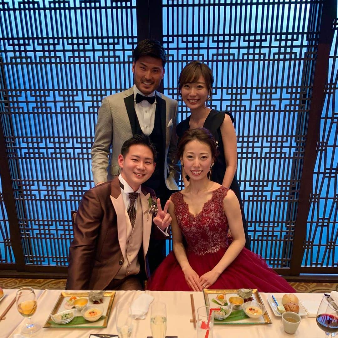 石川愛のインスタグラム：「* 大好きな妹の結婚式でした💒  小さい頃からいつも一緒にいて 何でも話せる親友のような妹。  いろんな思い出が駆け巡って 幸せそうな妹の笑顔が嬉しくて 涙が止まりませんでした。  本当に本当におめでとう☺️. #夫婦で参列してきました #令和元年婚ブームに乗った姉妹」