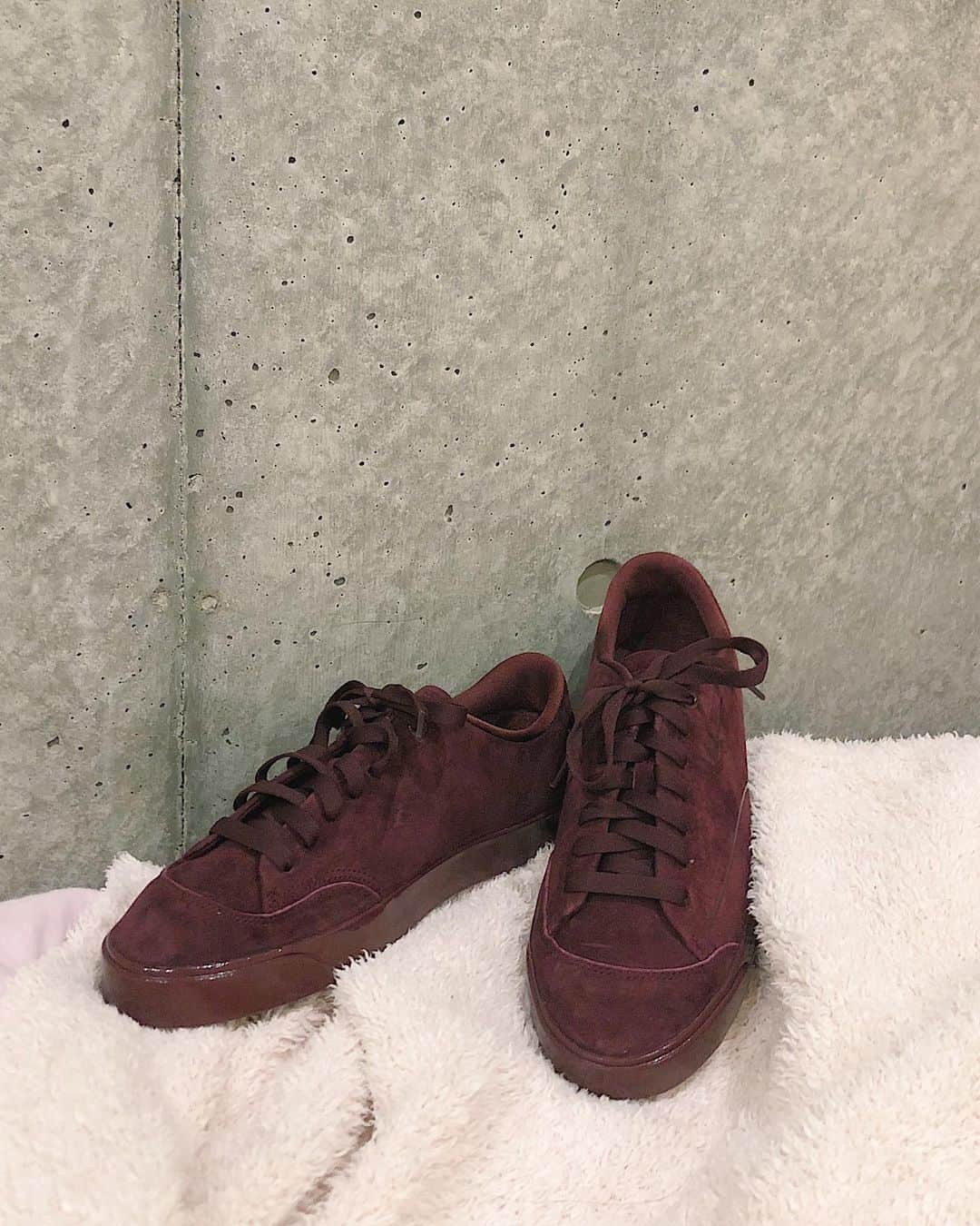 るうこさんのインスタグラム写真 - (るうこInstagram)「Nike original W Blazer City Low LX burgundy (AV2253600)  いい靴はいい世界に連れてってくれるから 大好き。  実は初めてのバーガンディーの👟(さすが　@wataru_ohzeki ) 素材的に寒くなってから履こうと大事に大事に取ってあったけど とうとう今日外へ。 形が可愛いのはもちろん 何よりすごくすごく軽かったことにびっくりした🕊  ウィメンズなのでメンズの方も是非！！ 軽くて飛べちゃう。  #ブレーザーシティ#Nike」12月14日 22時14分 - rororuko