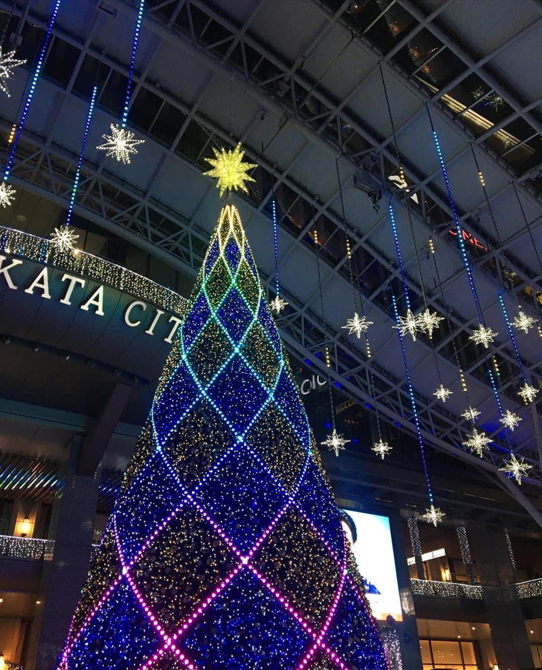 川床明日香さんのインスタグラム写真 - (川床明日香Instagram)「友達と映画を観てきました。 最近は街がクリスマス一色ですね🎅 私はクリスマスソングをいっぱい聴いてます。 みなさんのオススメのクリスマスソングは何ですか？  このツリー、色が変わるんですよ🎄」12月14日 22時24分 - asuka_tokotoko