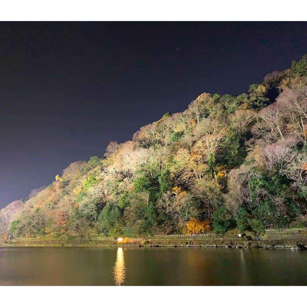 Yasuji Narutoさんのインスタグラム写真 - (Yasuji NarutoInstagram)「今日は嵐山の花灯籠に行ってきました。  渡月橋を渡るお月さん。  画像加工アプリが15秒CM入るようになって  若干萎えとります」12月14日 22時17分 - norosuke