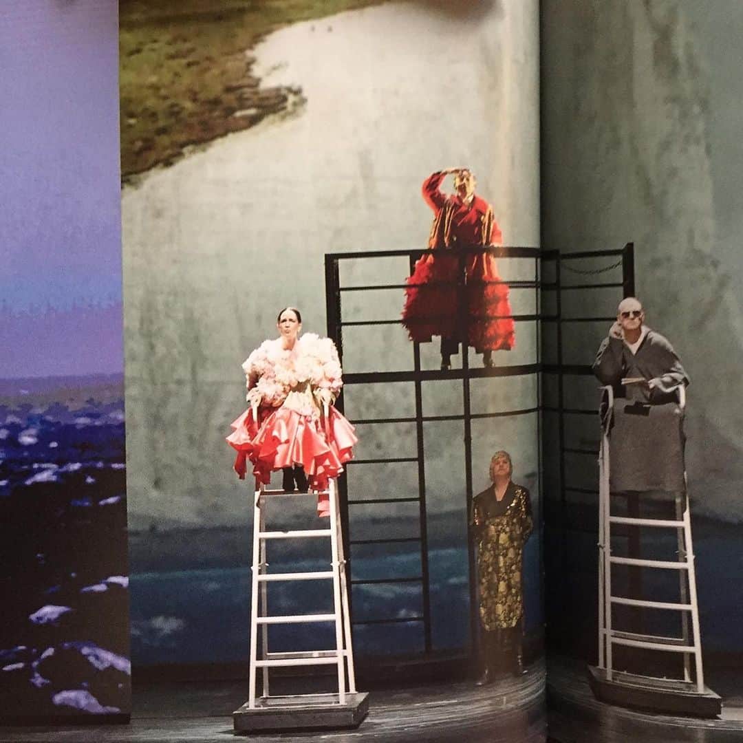 大森美希さんのインスタグラム写真 - (大森美希Instagram)「衣装をコムデギャルソン (Comme des Garçons)が手がけたウィーン国立歌劇場のオペラ『Orlando』に行ってきました。  #orlando #olganeuwirth #virginiawoolf #viennastateopera #operadetatdevienne #commedesgarcons #reikawakubo #juliendys #vienna #vienne #wien #opera #art #fashion #catalogue #オペラ #オーランドー #ヴァージニアウルフ #ウィーン国立歌劇場 #コムデギャルソン #川久保玲 #ウィーン #ウィーン旅 #コスチューム #アート #ファッション #モード #衣装 #芸術 #ギャルソン好き」12月14日 22時20分 - mikiomori_