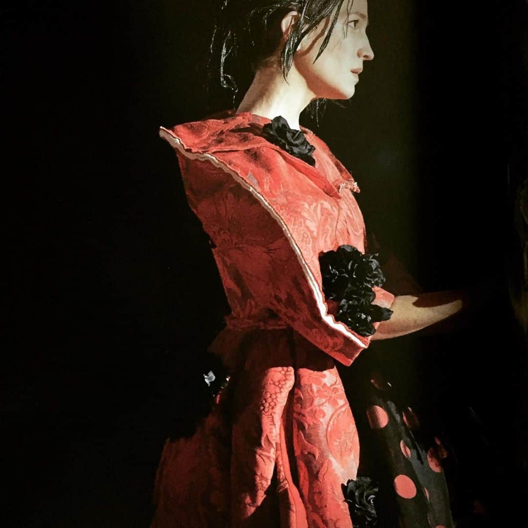 大森美希さんのインスタグラム写真 - (大森美希Instagram)「衣装をコムデギャルソン (Comme des Garçons)が手がけたウィーン国立歌劇場のオペラ『Orlando』に行ってきました。  #orlando #olganeuwirth #virginiawoolf #viennastateopera #operadetatdevienne #commedesgarcons #reikawakubo #juliendys #vienna #vienne #wien #opera #art #fashion #catalogue #オペラ #オーランドー #ヴァージニアウルフ #ウィーン国立歌劇場 #コムデギャルソン #川久保玲 #ウィーン #ウィーン旅 #コスチューム #アート #ファッション #モード #衣装 #芸術 #ギャルソン好き」12月14日 22時20分 - mikiomori_