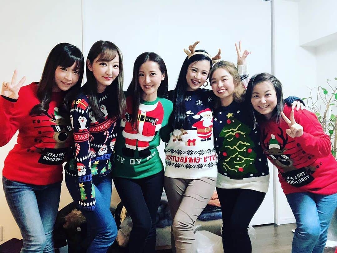くぼたみかのインスタグラム：「First time experiencing an ugly sweater party which was awesome😂 海外でこの時期よく人々ががわざと着ているugly sweater=ダサいセーターを真似して私たちもダサいセーターパーティー開催🥰❗️ダサいセーターの良さを分かっているこのメンバー最高です❤️😂まさかの被りもあったり、チキン食べたり、サンタさんのドーナツ食べたり幸せでした🍗 クリスマスらしくホーム・アローン見たり、懐かしのステイシー・オリコでエモくなったり若き日のアヴリル・ラヴィーンを愛でたり、趣味が似ているみんなといると時間あっという間‼️笑ったなー😂 まだ日本にはダサいセーターあんまり売ってないから探すの大変だったけど、来年はもっと早くからネットで買おうと決めました🤩w #christmas #uglysweater #party #クリスマス　#friends ##homealone #macaulayculkin #ダサいセーター」