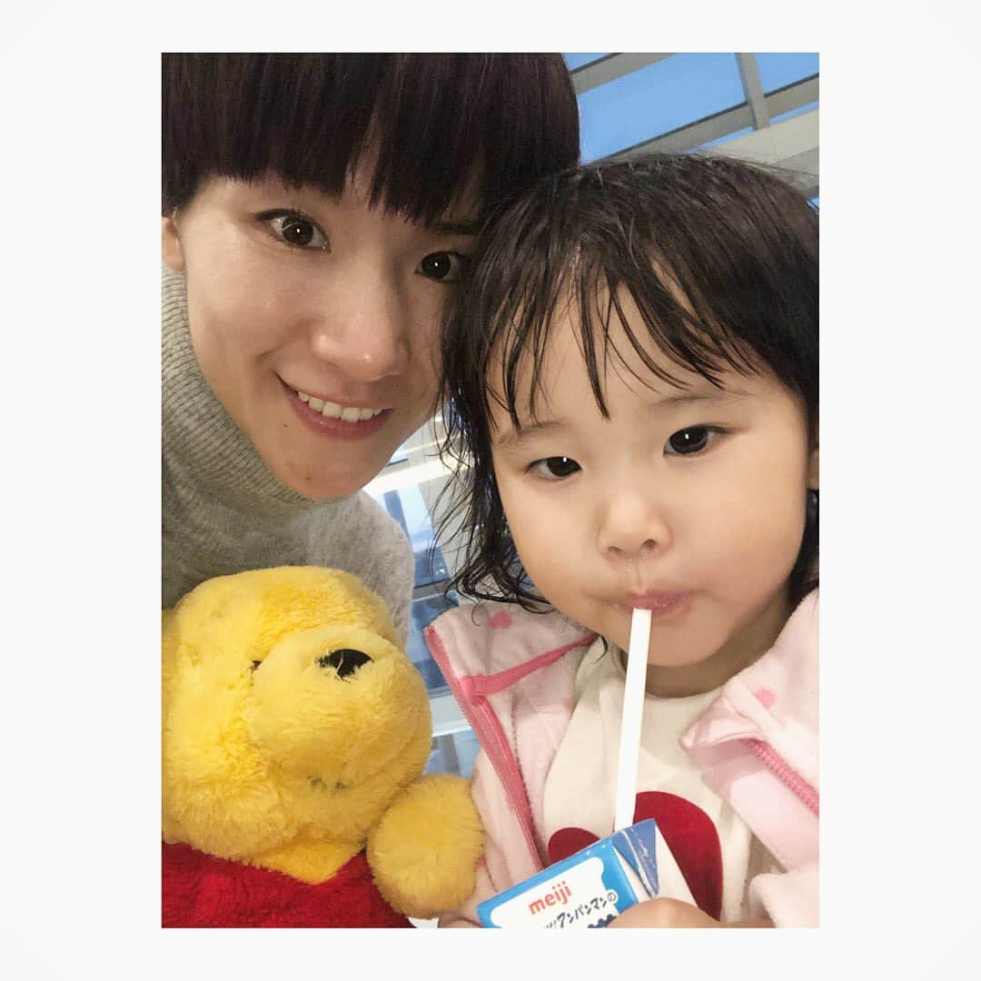 ユイ（YUI）さんのインスタグラム写真 - (ユイ（YUI）Instagram)「さぁ、北へ帰ろう✈️✈️ 雪遊びできるといいね〜っ⛄️⛄️ 積もるかな。。。 去年はわんわん。 今年はぷーさんと一緒に帰ると飛行機✈️。 隣の席が空いてて、快適な空の旅〜〜良かった💗 2人➕ぷーさん1席はきつい。w  行ってきます✈️ あー楽しみ。  #今年最後#楽しみにしてた#北海道#じじばば #待っている#雪遊び#予習済み#雪降るかな#温泉入りたい#ぷーさん#旅#ディズニー帰り#ではない#2歳児#冬休み#旅#飛行機#田舎へ帰ろう #daughter#winterbreak#travel#airport#tokyo#hokkaido#hanedaairport」12月14日 22時38分 - yui_mekata