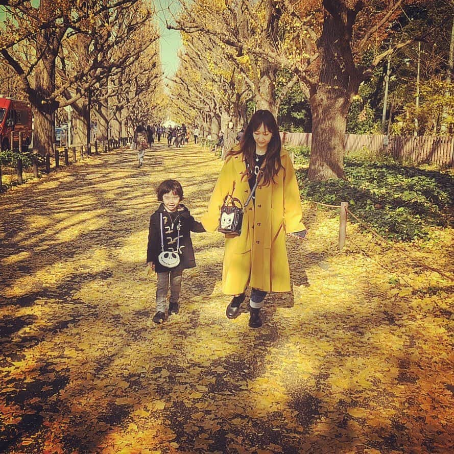 KOKIAのインスタグラム：「Lovely walk in autumn such a happy moment. #tokyo #japan #japon #kokia #photography #歌手 #コキア #insta #art #beautiful #picoftheday #follow #女性 #ソングライター #photooftheday #woman #jmusic #ボーカリスト #singer #songwriter #jpop #vocalist #voice #声 #ライブ #live #綺麗 #日本 #autumn」