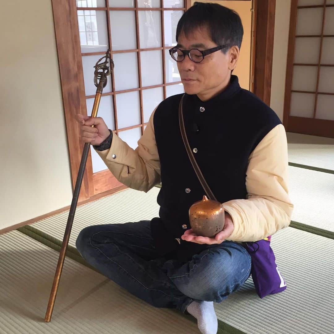 いとうせいこうのインスタグラム：「大阪府延命寺にて地蔵コスプレ。いとう（みうら撮影）、みうら（いとう撮影）。」