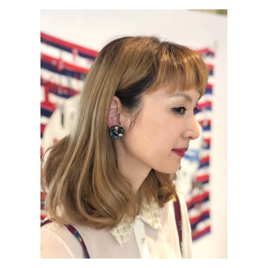 のインスタグラム：「今日は @SforShoko 展示会2日目でした！お越し下さった皆様、ありがとうございました✨今日私はアーカイブコレクションから、星刺繍のブラウスに、エンブレム柄プリーツスカートを合わせたコーディネイト。上に、新作の麻のガウンワンピースを羽織りました。ガウンワンピースは重ね着しても、1枚で着ても、万能アイテムです❣️ また、ひと目見た時から気に入っていた @lucyandmatilda のブルーのヴィンテージイヤリングを遂に購入。他にも素敵なジュエリーがたくさんありますよ♪ 展示会では、クリスマス絵画も展示販売中ですので、お見逃しなく🎄✨ さて、明日はいよいよ展示会最終日。11〜16時です。皆さまお待ちしています！ #SforShoko」