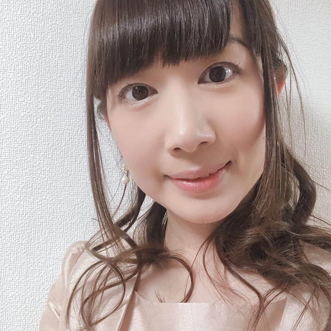 小泉エリのインスタグラム：「23時から少しだけSHOWROOM配信しまーす😊💕 夜更かししているそこのあなた😙 星持って集まれー✩.*˚ 星投げてコメントしてくれたら小泉エリは喜ぶー🤣 さて、SHOWROOMのお供、飲み物を用意しながらあと少し、楽しみに待ってるよー🤩 #忘年会帰り #髪の毛巻いたよ #SHOWROOM #夜更かし」