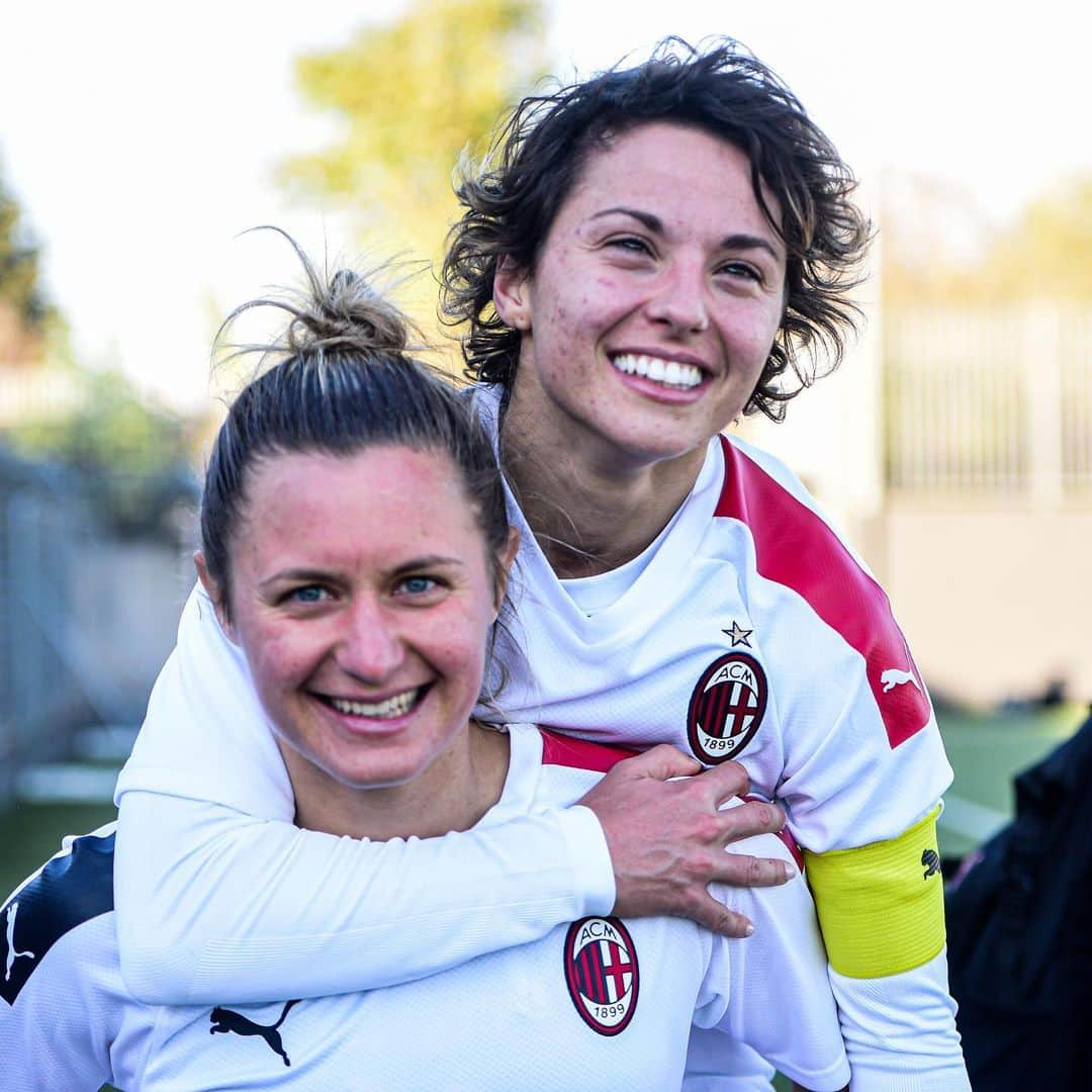 ACミランさんのインスタグラム写真 - (ACミランInstagram)「#VeronaMilan 🔚 ⚽ Closing 2019 with another victory 👏🏻 Good job, girls! 🔴⚫ #FollowTheRossonere #SempreMilan」12月14日 22時54分 - acmilan