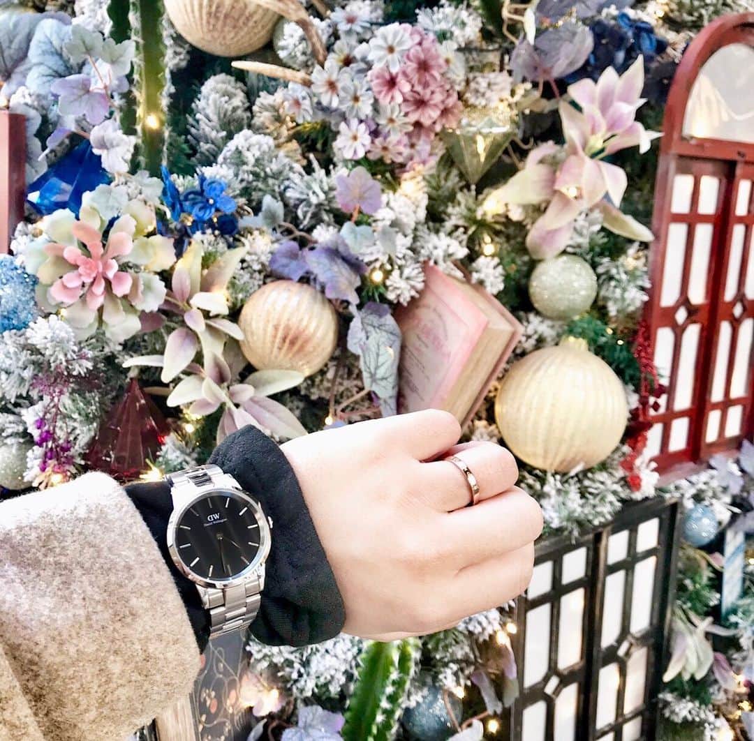 中道あすかさんのインスタグラム写真 - (中道あすかInstagram)「#京都 に来てます☺️💕 . . 最近、どこもかしこも #クリスマス ムードで キラキラテンション上がる🎄✨ . . #京都旅行 にも 連れてきた、 お気に入りの #danielwellington の#時計 。 ↓ .  #DW の新作#iconic とリング💍 . . . 旦那さんが、いつも、 コレつけてると 欲しがってくるので #クリスマスプレゼント に しようかな🎁 . . .  #ダニエルウェリントン では、 現在、ダニエルウェリントンホリデーキャンペーン開催中❣️ . . 🎄 2020/1/3までに、2点以上のご購入で20%OFF（全商品が対象！） . 🎄 Xmas雰囲気満点の日本限定ギフトラッピングが登場！ . 🎄 15％OFFクーポン併用可能 . . ⇒15％OFFクーポンコード： 【 asuroom 】 . ※15%クーポンコードは12/31まで有効です。 DW公式直営店舗とオンラインショップにて使用可能。 https://www.danielwellington.com/jp . . . .  Special Thanks××× @danielwellington . . .  #PR  #腕時計#手元俱楽部#手元#手元くら部 #手元コーデ #腕時計コーデ #腕時計好きな人と繋がりたい #腕時計くら部 #ママコーデ#ママファッション#プチプラコーデ#モノトーン#モノトーンコーデ#新作ウォッチ#シルバーアクセ#ペアウォッチ#クリスマスプレゼント#ギフト#プレゼント#指輪」12月14日 22時55分 - asuroom