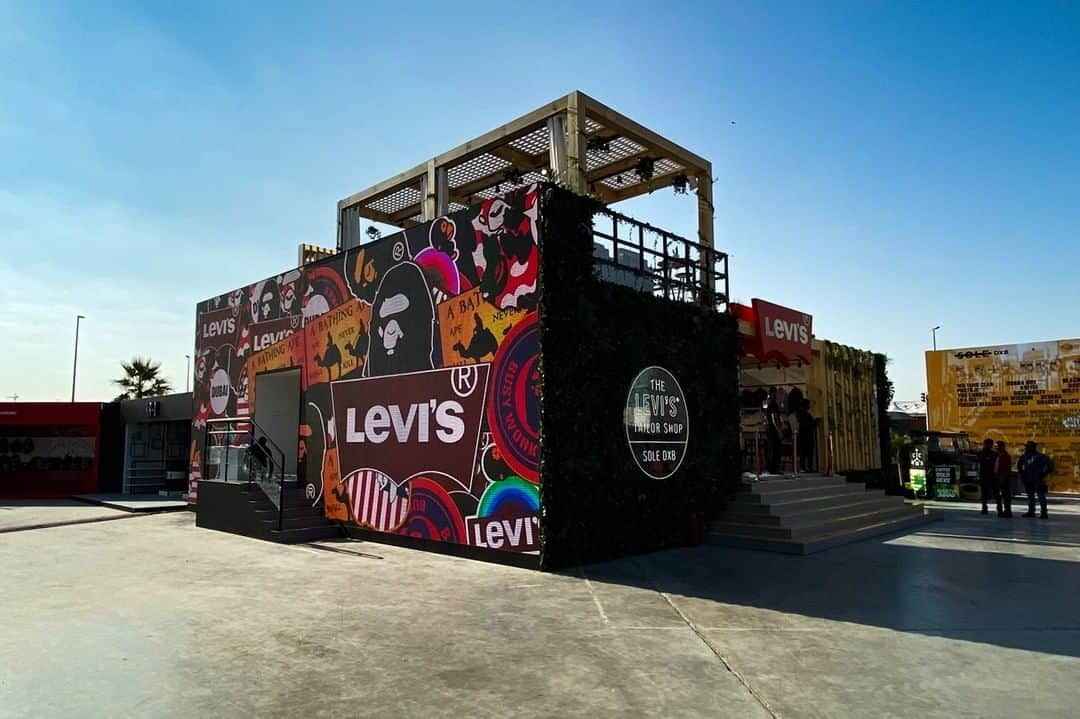 ア ベイシング エイプさんのインスタグラム写真 - (ア ベイシング エイプInstagram)「The first release of @levis x BAPE® was launched at the @soledxb  in Dubai. Various customization opportunities were offered to visitors, making it possible to create their own original piece. #LEVISxBAPE」12月14日 23時00分 - bape_japan