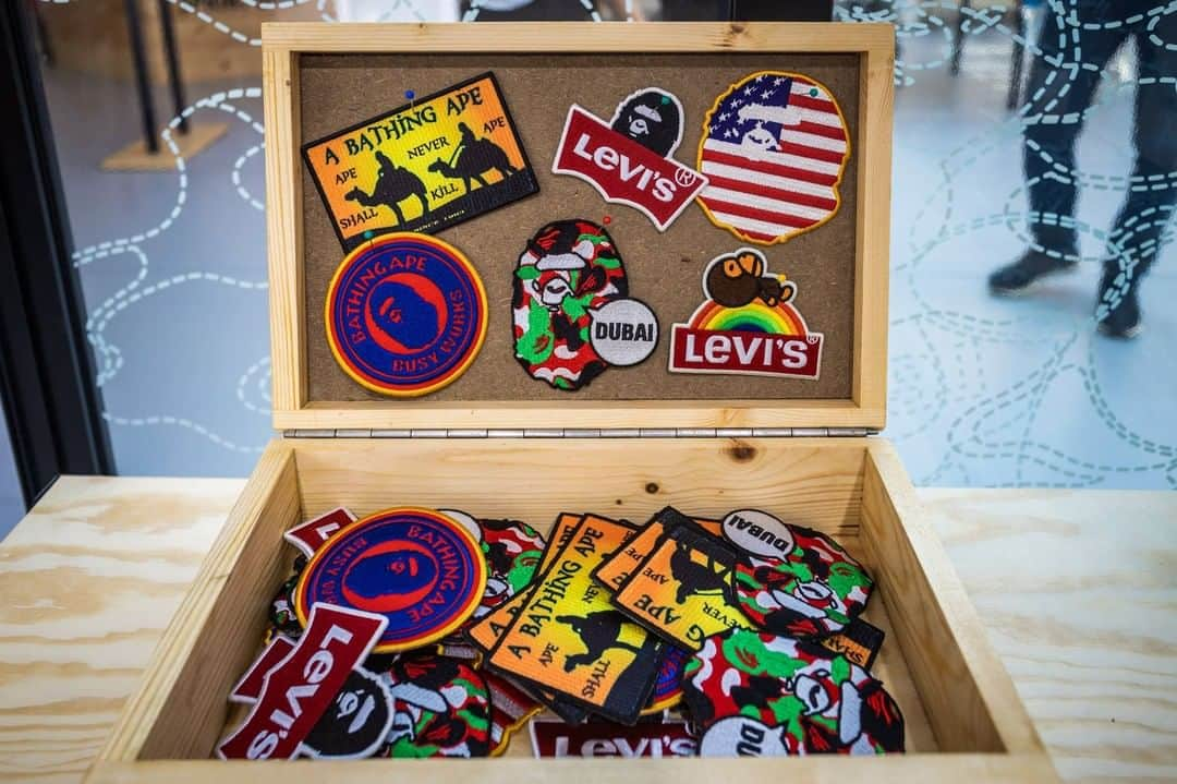 ア ベイシング エイプさんのインスタグラム写真 - (ア ベイシング エイプInstagram)「The first release of @levis x BAPE® was launched at the @soledxb  in Dubai. Various customization opportunities were offered to visitors, making it possible to create their own original piece. #LEVISxBAPE」12月14日 23時00分 - bape_japan