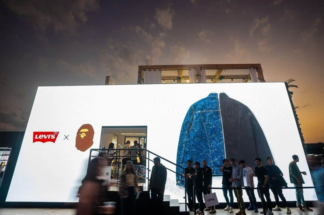 ア ベイシング エイプさんのインスタグラム写真 - (ア ベイシング エイプInstagram)「The first release of @levis x BAPE® was launched at the @soledxb  in Dubai. Various customization opportunities were offered to visitors, making it possible to create their own original piece. #LEVISxBAPE」12月14日 23時00分 - bape_japan