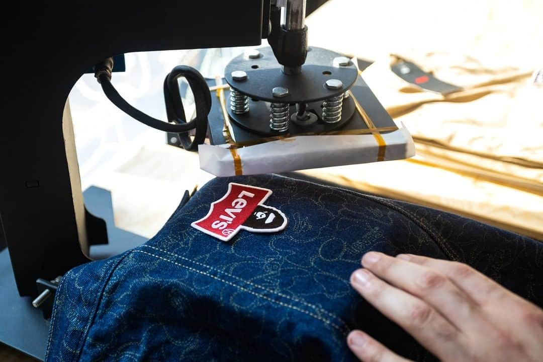 ア ベイシング エイプさんのインスタグラム写真 - (ア ベイシング エイプInstagram)「The first release of @levis x BAPE® was launched at the @soledxb  in Dubai. Various customization opportunities were offered to visitors, making it possible to create their own original piece. #LEVISxBAPE」12月14日 23時00分 - bape_japan