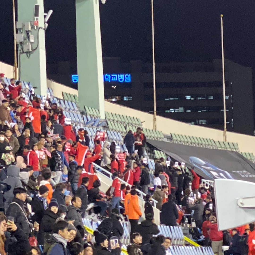 植田朝日のインスタグラム：「🇭🇰🇭🇰🇭🇰﻿ ﻿ 香港サポーターは、試合前の国歌斉唱で中国国家が流れた時、ブーイングではなく、後ろを向いて下を向いてたのが印象的だったな〜。﻿ ﻿ 次は日本人として日韓戦は勿論だけど、中国vs香港は注目だよね。﻿ ﻿ #朝日旅 #韓国遠征 #釜山 #日本代表 #中国 #香港」