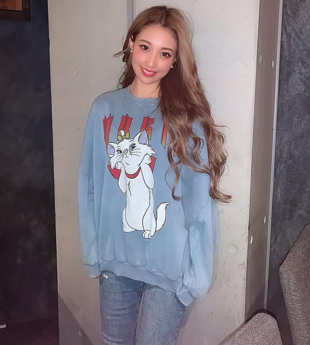 のインスタグラム：「このトレーナー可愛いっていろんな人に言われて嬉しかったにゃんっ🐈💕 @bershkacollection で買ったんだよ🙆‍♀️💓 📸せちゃん 今夜は水をあと800ml飲んだらあとは寝るだけ💪💧 ・ #cyberjapan #cjd_rina #gal #ootd #サイバージャパンダンサーズ #トレーナーコーデ」