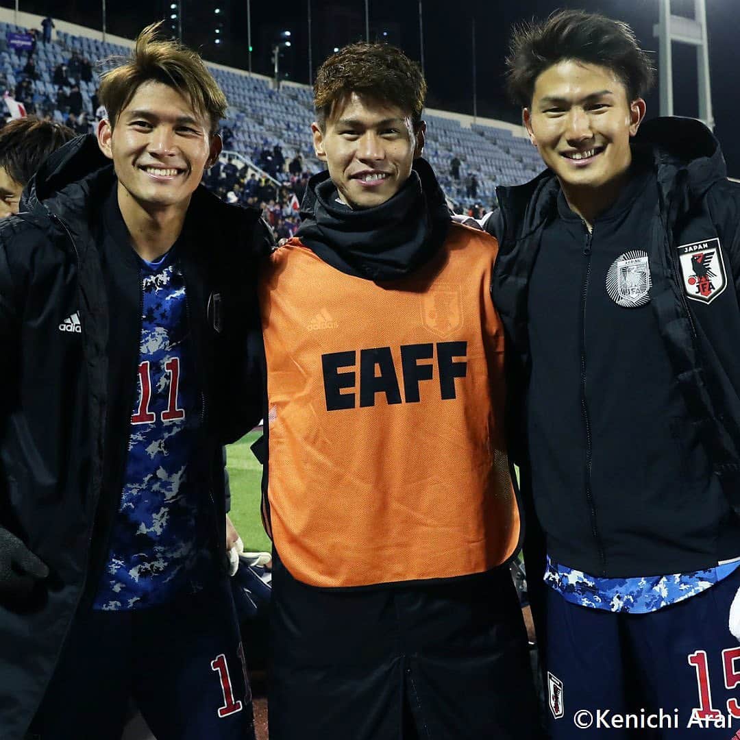 のインスタグラム：「. 嬉しい代表初ゴールの #田川亨介 とフル出場で完封勝利に貢献の #渡辺剛 が、#FC東京 のチームメイト #橋本拳人 を囲んで🔵🔴 (Photo:Kenichi Arai) . #soccer #football #E1 #jfa #daihyo #samuraiblue #japan #hongkong #kyosuketagawa #kentohashimoto #tsuyoshiwatanabe #tokyo #fctokyo #サッカー #フットボール #日本代表 #⚽」
