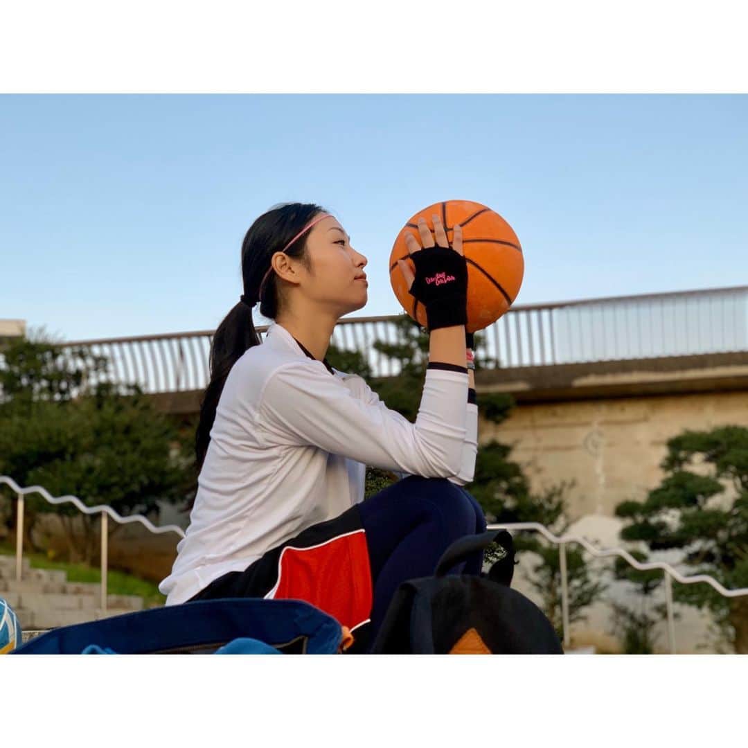 神戸麻衣さんのインスタグラム写真 - (神戸麻衣Instagram)「いつも夜バスケに混ぜていただいているAKTRさんのバスケに行ってきました😊🏀 . SPORTY COFFEE Komazawa 1st anniversary🏀☕️ ということで、駒沢公園でバスケ ♪ 2ヵ月前に小指突き指して以来🙌 まだ突き指痛いけど😂 外ゴールって感覚掴むの難しい🥺 いつもは体育館でやってます⛹️‍♀️ 今日は駒沢の体育館インカレやってたな🤫🏀 . 何個かバスケ行ったけど、AKTRさんのとこが1番やりやすくて好き😇 男女混合、女子得点2倍、7号ボール… みんな優しいし、楽しいの♪ 今日は4on4だから全部1点でやったよ☺︎ . その後は、AKTRのショップがあるSPORTY COFFEEにも寄りました🏀☕️ それはまた次で👏 . あー、本当にバスケ楽しい❤️ 観るのもやるのも大好き🥰 #basketball #sports #sportsgirl  #バスケットボール #スポーツ #スポーツ観戦 #スポーツ女子 #女バス  #バスケ女子 #basketballgirls #mc #司会 #reporter #リポーター #モデル #神戸麻衣」12月14日 23時19分 - mai_g916