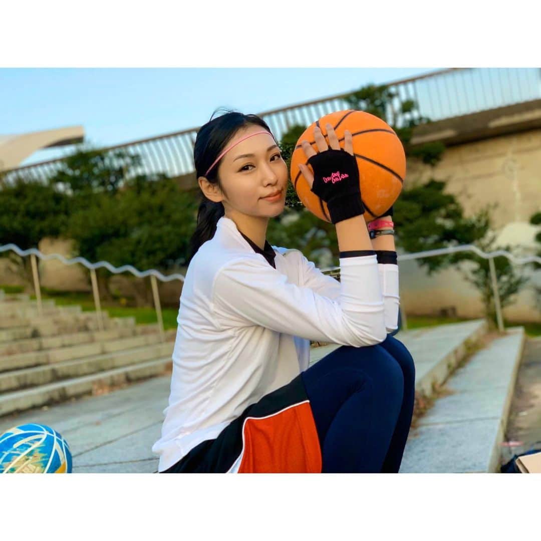 神戸麻衣さんのインスタグラム写真 - (神戸麻衣Instagram)「いつも夜バスケに混ぜていただいているAKTRさんのバスケに行ってきました😊🏀 . SPORTY COFFEE Komazawa 1st anniversary🏀☕️ ということで、駒沢公園でバスケ ♪ 2ヵ月前に小指突き指して以来🙌 まだ突き指痛いけど😂 外ゴールって感覚掴むの難しい🥺 いつもは体育館でやってます⛹️‍♀️ 今日は駒沢の体育館インカレやってたな🤫🏀 . 何個かバスケ行ったけど、AKTRさんのとこが1番やりやすくて好き😇 男女混合、女子得点2倍、7号ボール… みんな優しいし、楽しいの♪ 今日は4on4だから全部1点でやったよ☺︎ . その後は、AKTRのショップがあるSPORTY COFFEEにも寄りました🏀☕️ それはまた次で👏 . あー、本当にバスケ楽しい❤️ 観るのもやるのも大好き🥰 #basketball #sports #sportsgirl  #バスケットボール #スポーツ #スポーツ観戦 #スポーツ女子 #女バス  #バスケ女子 #basketballgirls #mc #司会 #reporter #リポーター #モデル #神戸麻衣」12月14日 23時19分 - mai_g916