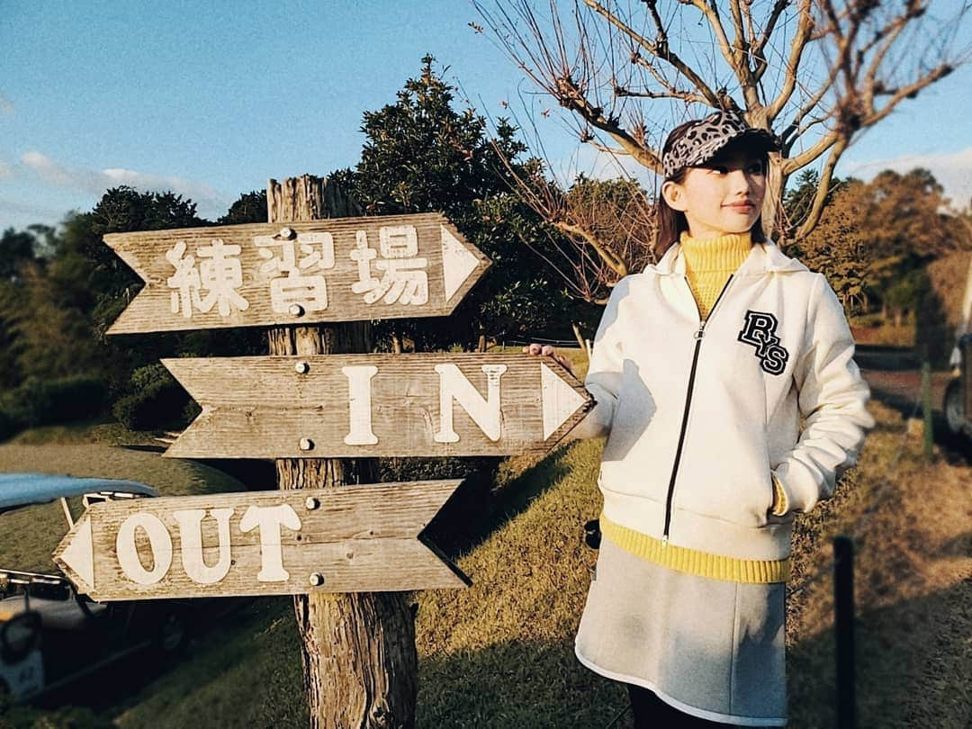 保坂玲奈さんのインスタグラム写真 - (保坂玲奈Instagram)「___golf⛳ . . ○私服にも使えちゃう @barnyardstorm のパーカー。 . . ○一人暮らしのお部屋で ゴルフウェアと洋服かなりかさばるので どちらでも使えるデザインがかなり重宝してます。 . . ○お陰様で湯河原の旅行中の荷物も減らせた😇 . . ○季節を取り入れてバイザーもヒョウ柄にしました😸 . . . #golf #golfwear #barnyardstormgolf」12月14日 23時19分 - __renao_0707