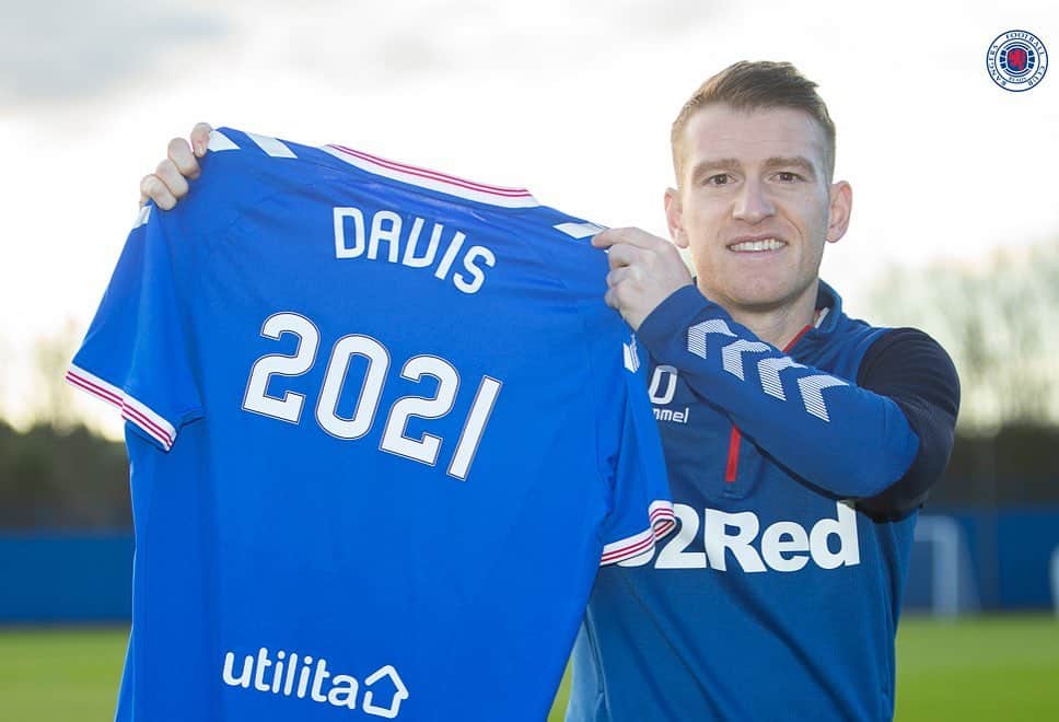 スティーヴン・デイヴィスのインスタグラム：「Delighted to extend my deal @rangersfc 💙」