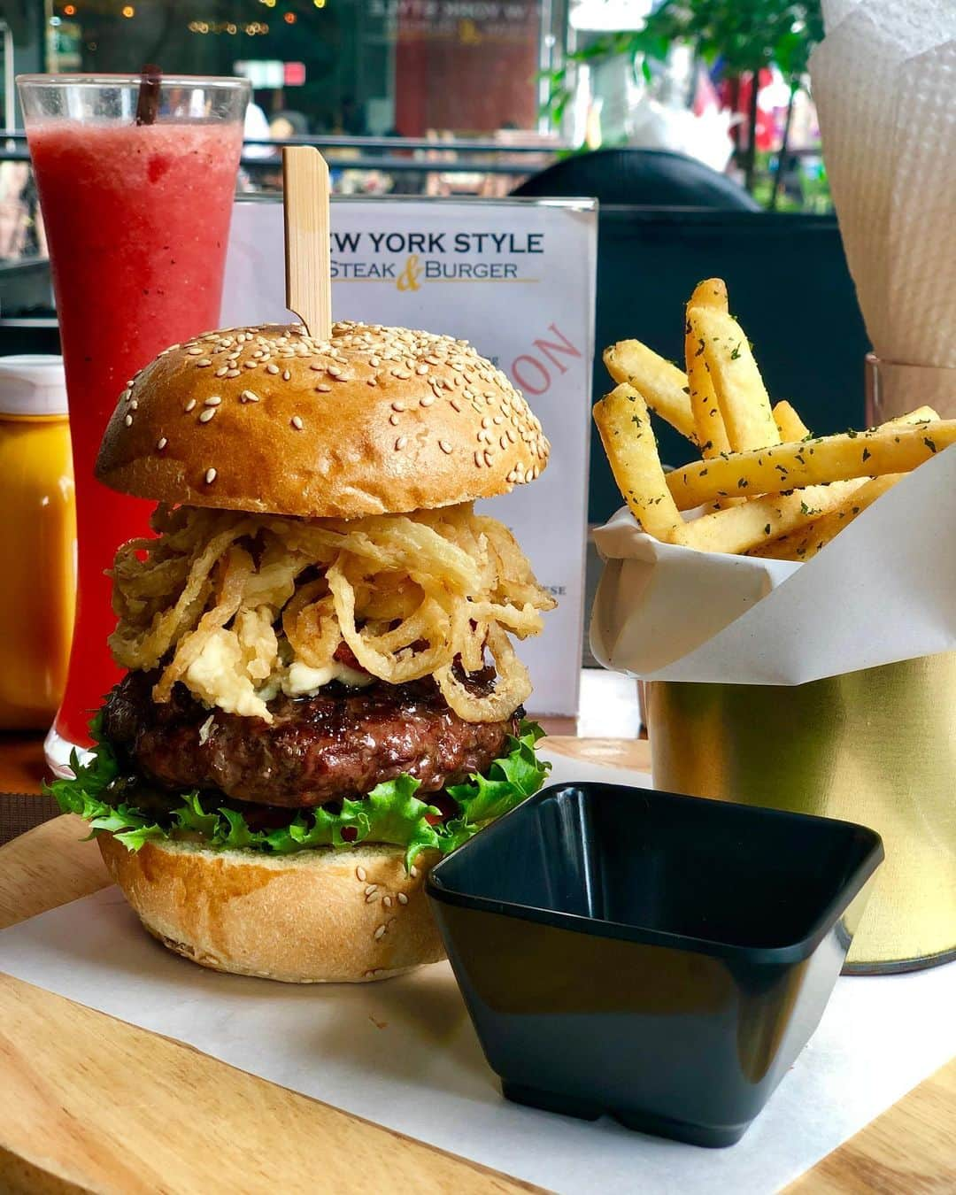 佐々木真奈美さんのインスタグラム写真 - (佐々木真奈美Instagram)「What's the best way to eat this? #burger」12月14日 23時30分 - manami_sasaki_official