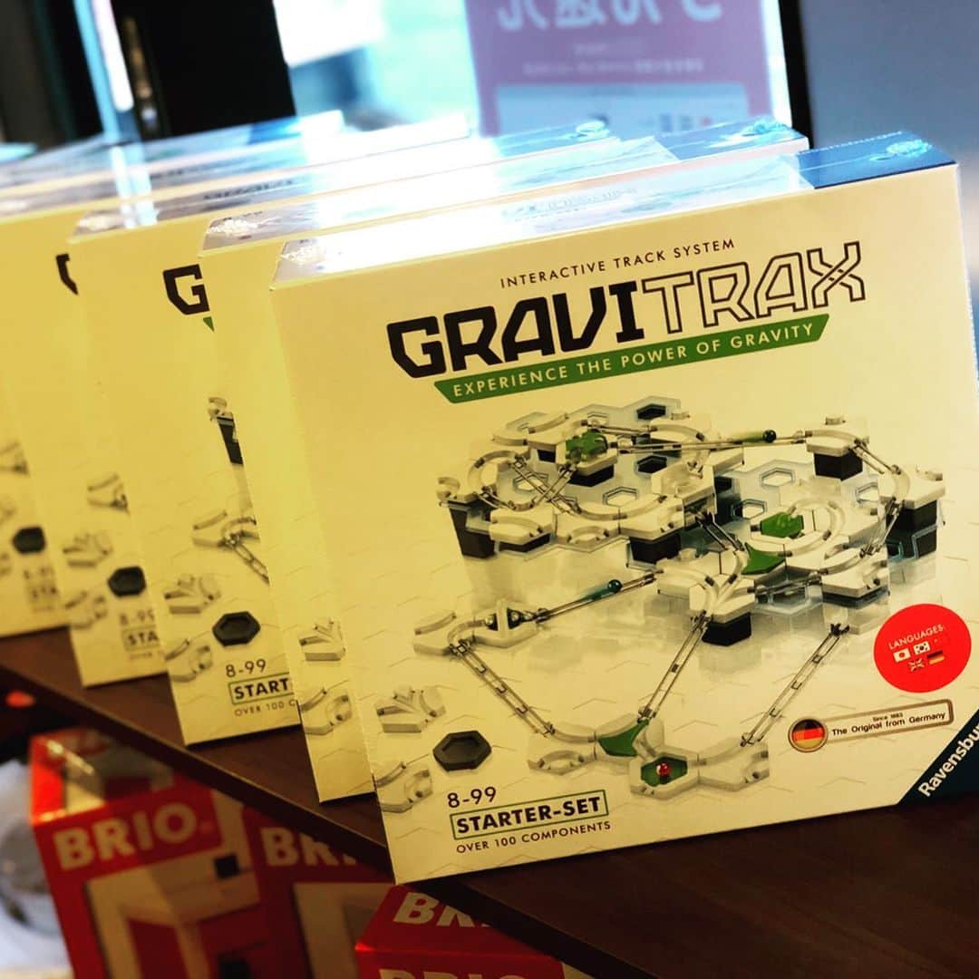 kidzoo+さんのインスタグラム写真 - (kidzoo+Instagram)「『GraviTrax（グラヴィトラックス）』 めざましテレビで紹介された知育玩具！  GraviTraxは、 重力の法則を応用して自分オリジナルの走路モデルが構築できるトラックシステムです。  18種類のパーツが124ピース入ったスターターセットで、 アクション満載のコースを作り、 重力・磁力・動力の原理を駆使してボールをゴールへと走らせます。  です。 ----------------------------------- 商品の詳細はプロフィールのURLからご覧いただけます！ ☛ @kidzooplus  #gravitrax #知育玩具 #贈り物 #ギフト #名古屋市名東区 #名東区ママ #子育てママ #kidzooplus #クリスマス #クリスマスプレゼント #誕生日プレゼント #学習 #発想力 #kids #子供 #考える力」12月14日 23時32分 - kidzooplus