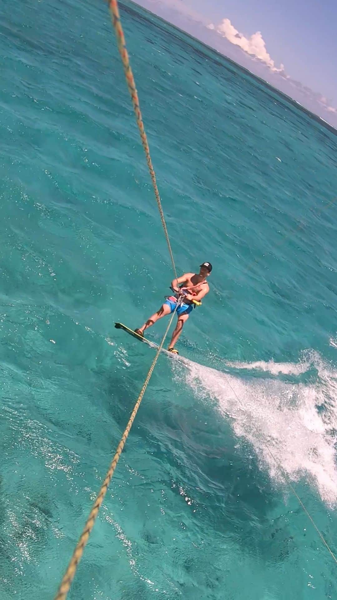 ロマン・グロージャンのインスタグラム：「Enjoy some jumps and some good wipe-out ! Such an incredible spot for it. Recommended to everyone that has the chance to make it here. @gopro @duotone.kiteboarding」