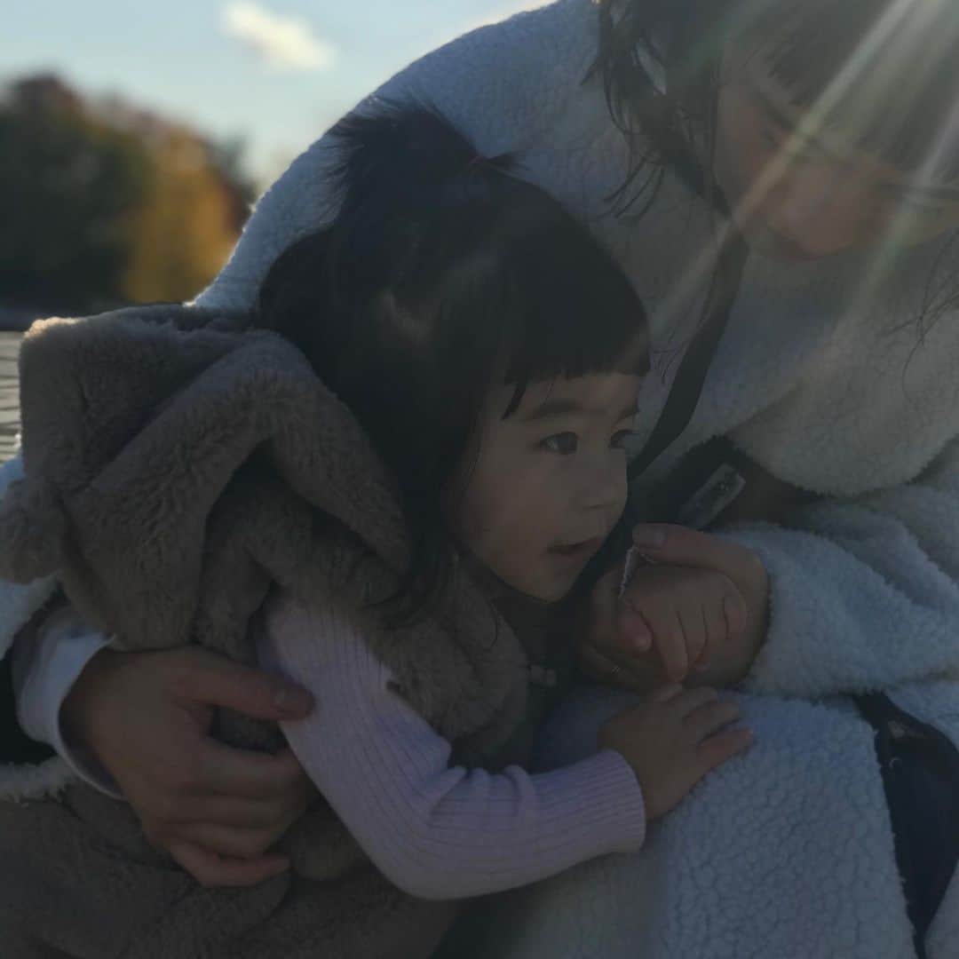 小松美緒のインスタグラム：「こないだの駒沢公園🌲🌱🐾 おもちゃよりも何よりも公園に落ちてる葉っぱや石、動き回る鳩の方が興味がある野生児の木音さんには  公園が何よりも楽しみ♡  ははも動き回る木音さんにしっかりついていけるように  体力作り頑張るよ。笑  私は保育園のお休みの関係もあり、年内は28日まで営業させていただいてます。まだご予約お受けできる日にち、時間ありますので、ご連絡くださいー🍄」