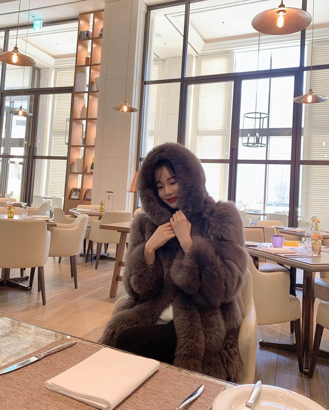 Hyemiさんのインスタグラム写真 - (HyemiInstagram)「애쉬브라운 후드폭스🤎 내일까지 공구해요! 요번에 놓치시면 언제 또 돌아올지 몰라요오~ 꾸안꾸 데일리룩으로 너무나 찰떡이죠오 봐도봐도 넘 이쁨🥰🥰」12月14日 23時50分 - hinzajoa