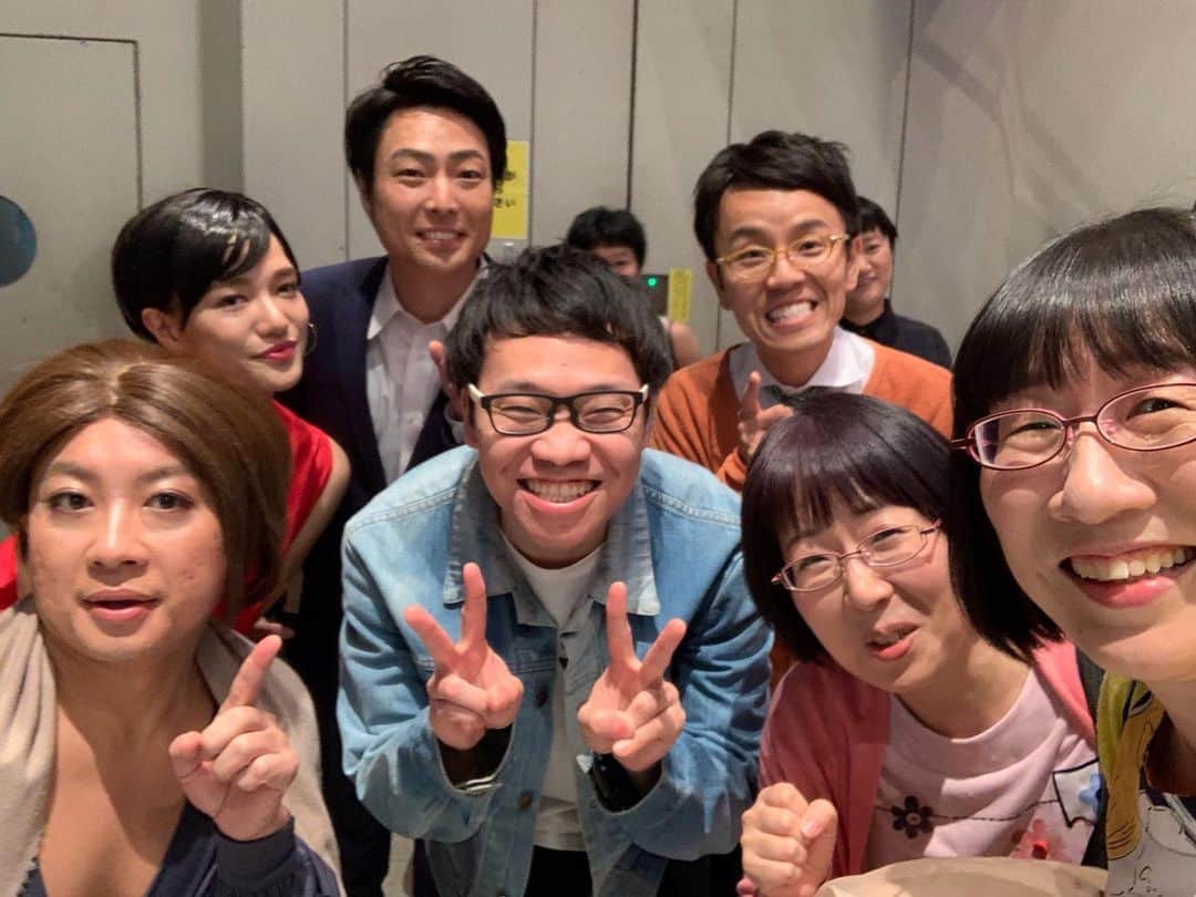 岡下雅典のインスタグラム：「お！ どうやら細かすぎて伝わらないものまね映ってたみたいですね！ 収録終わりに阿佐谷姉妹さんがみんなで撮りましょうと言うてくれたええ写真💋」
