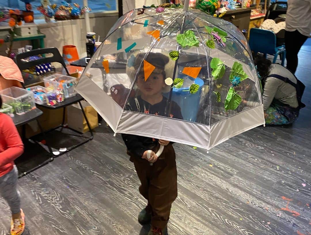 Grace葛瑞瑞さんのインスタグラム写真 - (Grace葛瑞瑞Instagram)「姐姐的藝術成果展發表活動總是特別有趣 這回的親子活動是裝飾雨傘 利用葉子、昆蟲模型打造出一把叢林雨傘 阿明哥玩的很起勁 要滿三歲的他～ 老師說可以安排入學一起上常態課啦🤪 感覺他應該會非常期待跟著老師揮灑顏料創作的時光🤣 近期的弟弟開始喜歡剪貼黏黏 做些他自己喜愛的創作 改天再跟你們分享他這週的作品「陌生人」吧😛」12月15日 0時05分 - yungingrace
