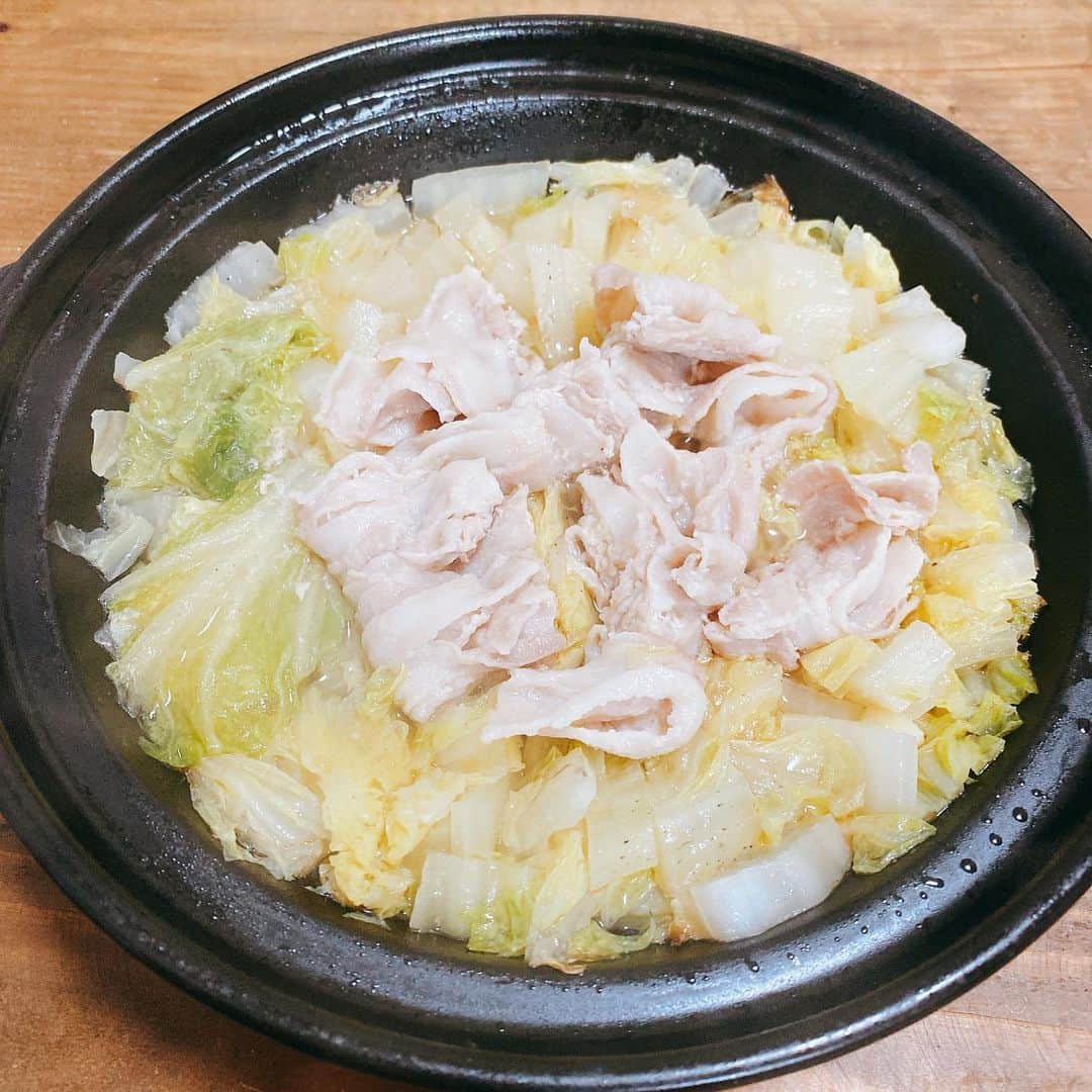 のインスタグラム：「そんないちいちミルフィーユにしてられっかー！！ #おうちごはん #おうちごはん金巻 #おうち鍋 #ひとり鍋」