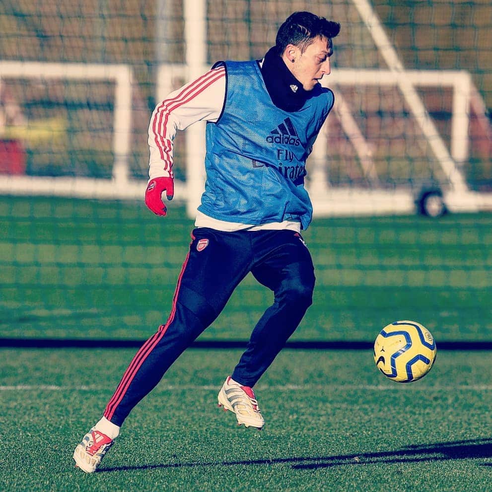 メスト・エジルのインスタグラム：「Prepared _ determinated & focused ⚽🙏🏼 #COYG #M1Ö」