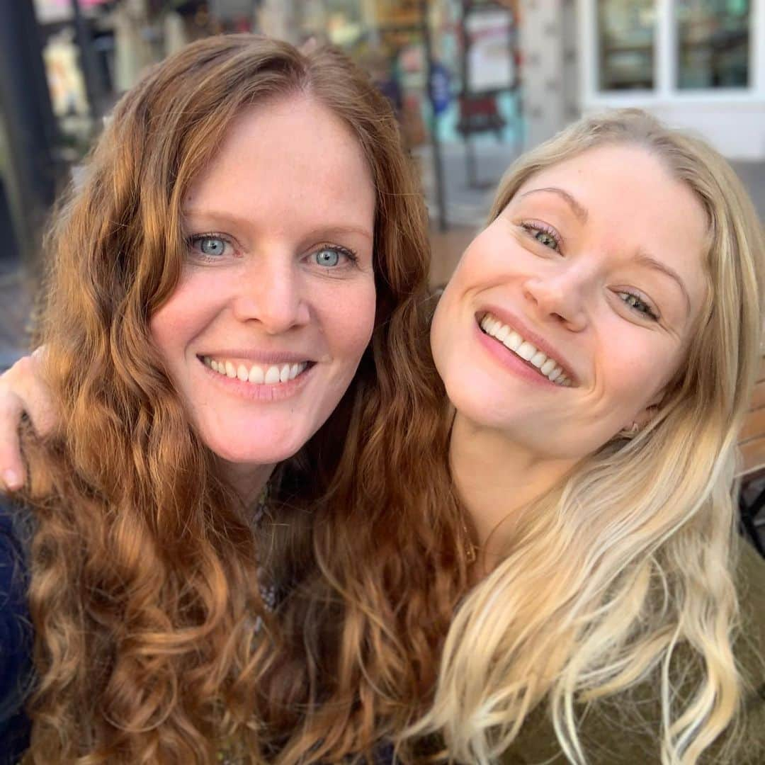 レベッカ・メイダーさんのインスタグラム写真 - (レベッカ・メイダーInstagram)「Breakfast with friends are the best breakfasts! #bexilie forever! If you wanna join in our shenanigans come to our duo meet and greet in Milan at #operationcon2 April 2020! @emiliede_ravin 💚💙」12月15日 0時06分 - bexmader