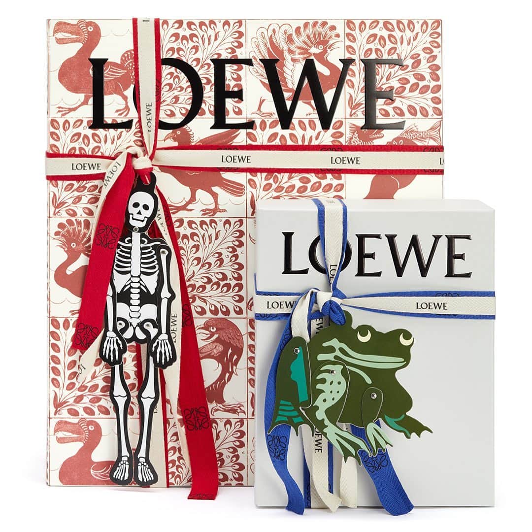 Loeweさんのインスタグラム写真 - (LoeweInstagram)「Our festive packaging is inspired the world of 19th Century ceramicist William De Morgan whose creations are reimagined in our latest capsule collection.  Festive packaging is available at LOEWE stores.  Special thanks to @DeMorganFoundation」12月15日 0時15分 - loewe