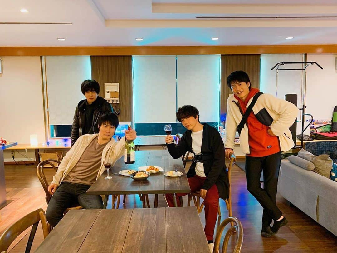 山崎育三郎さんのインスタグラム写真 - (山崎育三郎Instagram)「第7話ありがとうございました！  みんなで乾杯ー。  獅子丸酔いました。  来週ラストフライト宜しくね。  #おっさんずラブ  #おっさんずラブinthesky  #田中圭 #春っぴ #千葉雄大 #成様 #戸次重幸  #シノさん #山崎育三郎 #怜二 ===== ‪🎪2020年1月・2月全国ツアー🎪‬ ‪LIVE TOUR 2020 MIRROR BALL‬ ‪#大阪 #フェスティバルホール  #広島JMSアステールプラザ ‪#福岡‬ #久留米シティプラザザグランドホール ‪#愛知県芸術劇場 ‪#新潟‬ #上越文化会館 ‪#石川‬ #本多の森ホール #TOKYODOMECITYHALL #全10公演」12月15日 0時19分 - ikusaburo_yamazaki