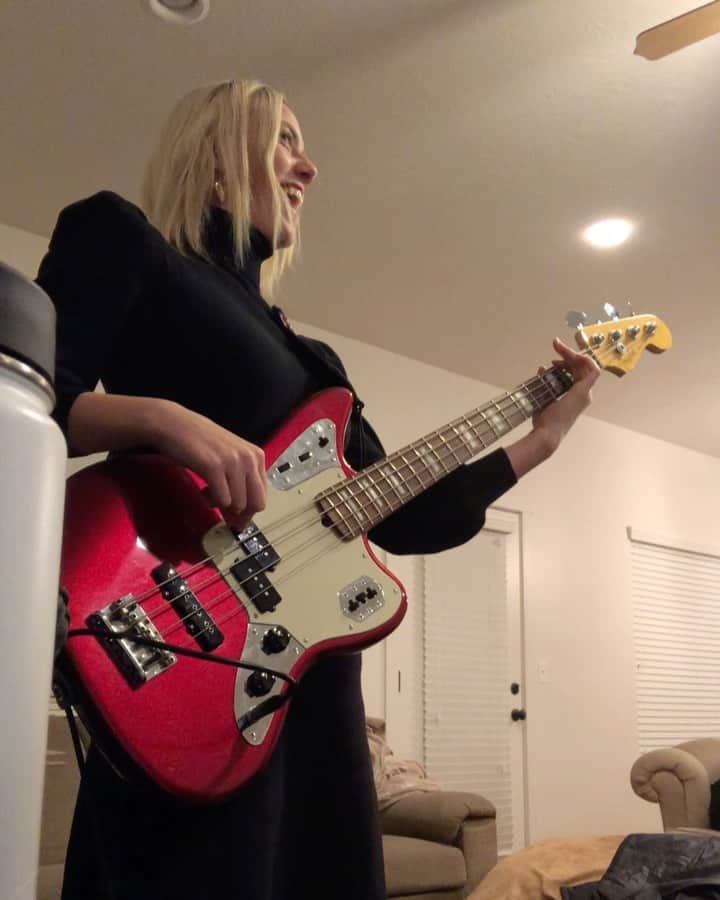 パイパー・アメリカ・スミスのインスタグラム：「I haven’t played my bass in probably 2 years. These boys knew I played and asked if I would learn this song with them for a Christmas concert. Off and on, I feel like I’ve been battling with depression and my mental health and self image. This opportunity to play bass again has expanded my testimony of God in that He hears my prayers. When I said I don’t want to feel angry and sad anymore and when I’ve pleaded for help wanting to change, He didn’t just heal my brain and heart and take my pain away instantly. I think He said, “Ok, just hold on.” I’ve left these band rehearsals feeling true joy and love which seems impossible to feel at times. I continue to find that God uses very special people in my life to be there for me and pull me out of darkness. I don’t see God physically sitting next to me but I know He’s there. I also know that music is another language of God and it makes me feel the most. What a special gift ♥️」
