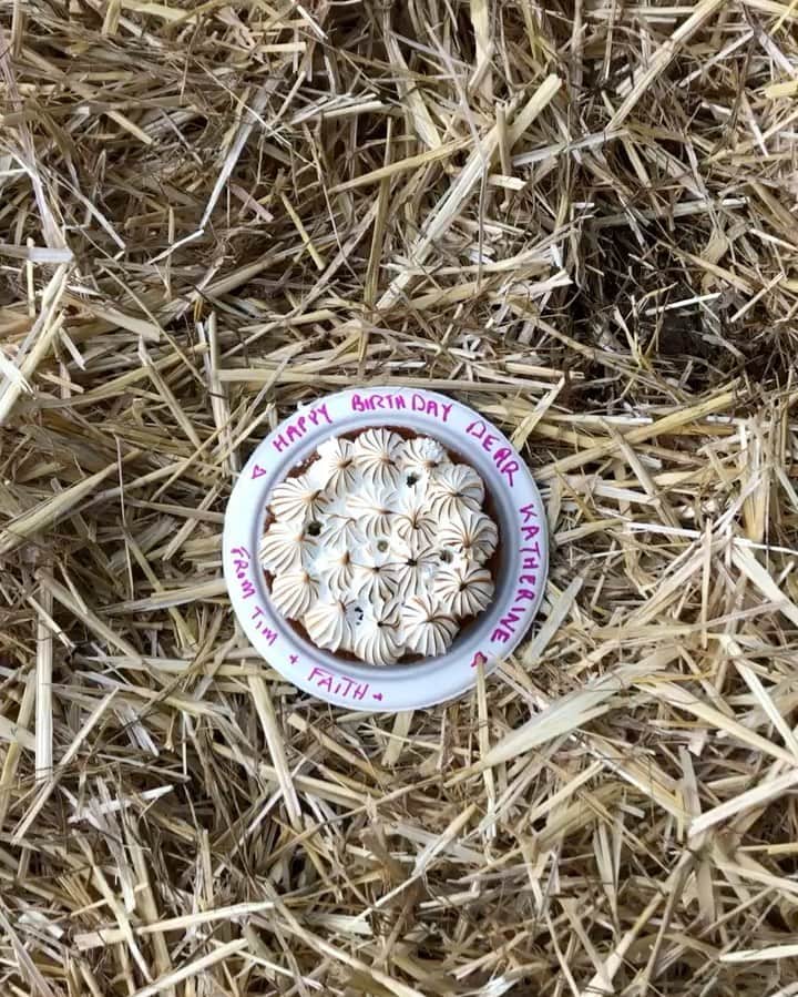 クリス・プラットのインスタグラム：「So nice of Tim and Faith to send this birthday video to Katherine. #kunekune #StillwaterRanch #Birthday」