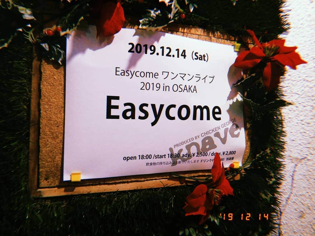 林智美 さんのインスタグラム写真 - (林智美 Instagram)「Easycomeは、 ライブを見るたびに好きになるな。 彼らの音楽はじんわりあったかくって、 とてもとても居心地がいい。 * 初めてちーかまちゃんの歌声を聴いた時、 優しい低音と裏声が気持ちよくて、 なんてかっこいいんだろうと思った。  そんなフロントマンの魅力を最大限に引き出す、 素晴らしい曲を生み出すギター落合くんに、 すべてをつつみ込んでくれるような、 リズム隊のコダマくんとJohnnyくん。  良いバンドだなぁって、 ひたすらに想う夜でした。 strangeがあんなに涙腺にきたのも初めてだな。  初ワンマンは、 Easycomeが大好きな人たちの 愛でいっぱいだったね😊 そしてちーかまちゃんのMCが毎度まっすぐで、 そして本当に可愛いんだ。 わたしはあんな女の子に生まれたかった😶← * ちーかまちゃんの言葉を借りるなら、 Easycomeの「第一章」は、 最高の形で幕を閉じたのでは？ そしてさらに楽しみな「第二章」が、 これから始まっていくのでしょう。  考えるだけでもワクワクするね🧡 Easycomeのことが、とっても大好きです。  #ただの告白になった笑 #easycome #初ワンマン #ワンマン #初ワンマンおめでとう🎉 #strange #ライブ #live #大阪 #osaka #堀江 #南堀江ネイヴ #南堀江knave #ライブハウス #livehouse #ライブ備忘録」12月15日 0時34分 - h_tomomi_i