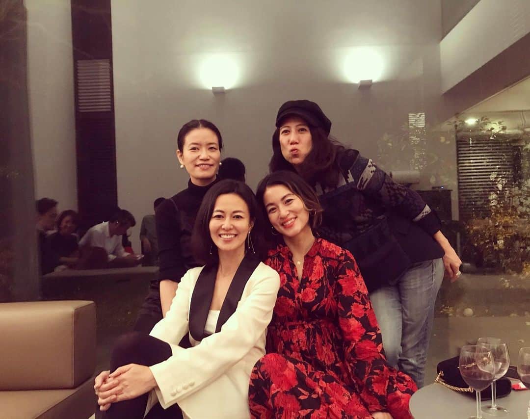 桃生亜希子のインスタグラム：「野澤家の忘年会。 美味しいワイン🍷🍾とチーズ🧀をつまみながらおしゃべり❤️ 楽しかった。ごちそうさまでした！🙏✨ 来年もよろしくお願いします🌞」