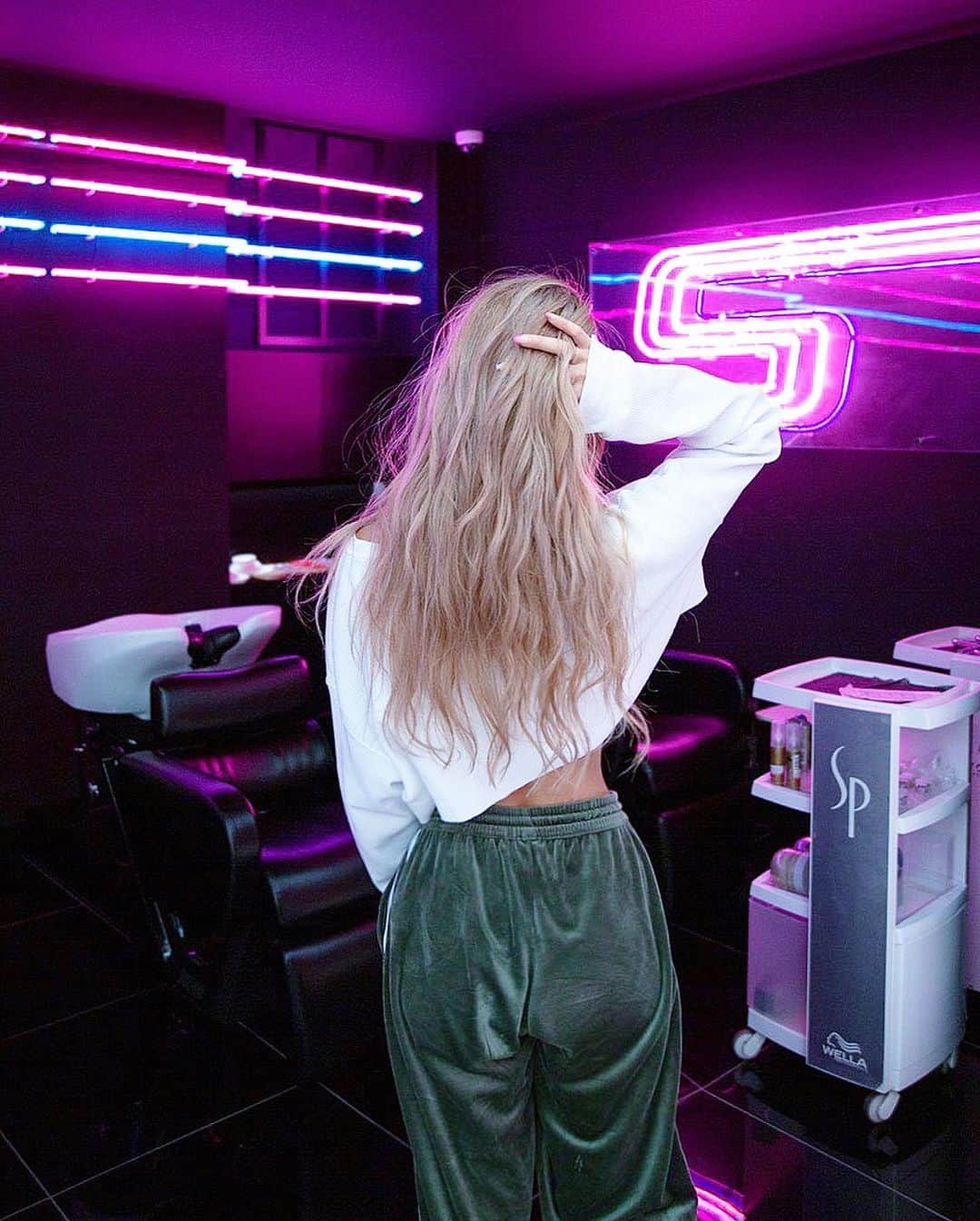 MARISのインスタグラム：「Thank you for taking care of my hair @yamauchi_ryoutaro @shima_official_account 👱🏾‍♀️💖 プラチナブロンドにするために久々に全頭をケアブリーチ×2で白に近いブロンドにしたよ💖 @yamauchi_ryoutaro には何年もずーっと色々なカラーしてもらってたから 本当にわかってくれてる🤘🏾🥳 光によって全然見え方違くてすごい好きな色になって大満足❤︎❤︎❤︎ ありがとう〜💖💖💖」