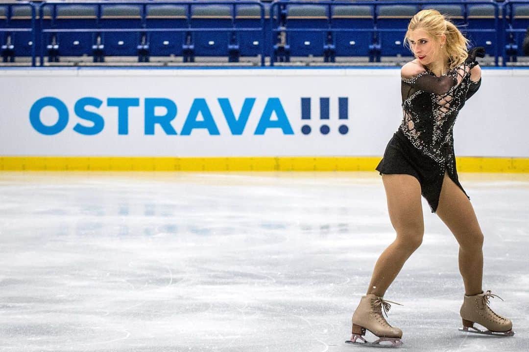 エリスカ・ブレジノワのインスタグラム：「Despite all of my injuries I’m proud of myself that I put myself together for nationals. National champion for the 7th time 💪🏻🇨🇿😛🍀#nationalchampion #ididitagain #ostrava #mčr」